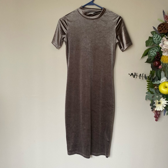 Zara Dresses & Skirts - Zara Velvet Midi Dress
